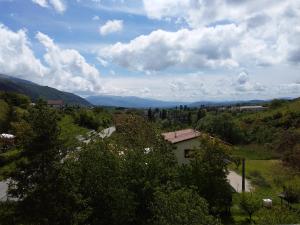Blick auf ein Tal mit Bäumen und Bergen in der Unterkunft Monte Cucco B&B in Scheggia e Pascelupo