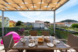 een tafel met eten op een balkon met uitzicht bij Apartments Lucija Mari in Tribunj +180 foto's