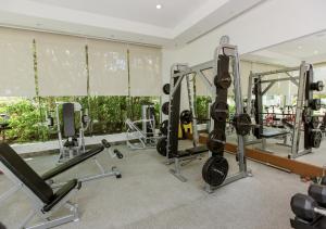 ein Fitnessstudio mit mehreren Laufbändern und Gewichten in der Unterkunft Beach Front Place in Cancún