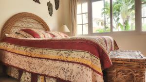 キャバレテにあるOcean Dream Artist Loft 1st See Lineのベッドと窓のある寝室