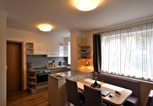 een keuken met een eettafel en een keuken met een raam bij Appartements Lobkowicz in Göstling an der Ybbs