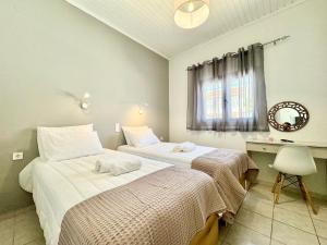 Postel nebo postele na pokoji v ubytování Villa Doramarie Sidari with private pool by DadoVillas + 24 fotografií