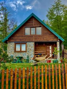 une maison avec une clôture devant elle dans l'établissement Mountain Star House, à Mojkovac