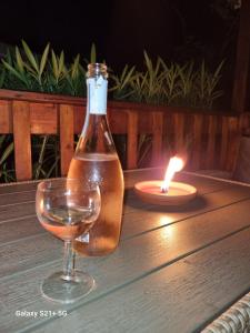 una botella de cerveza y un vaso sobre una mesa con una vela en Chalet La Dolce Vita Viareggio en Viareggio