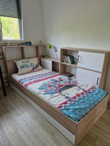Postel nebo postele na pokoji v ubytování Le paradis des enfants et sa maison en bois + 72 fotografií