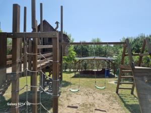 un parque infantil al aire libre con columpios y columpios en Chalet La Dolce Vita Viareggio, en Viareggio