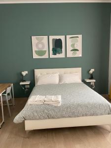 - une chambre dotée d'un lit avec 3 photos sur le mur dans l'établissement Miambra, 