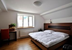 a bedroom with a large bed and a window at Appartements Lobkowicz in Göstling an der Ybbs