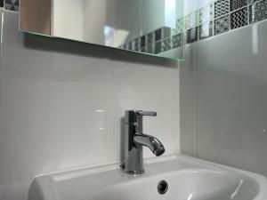 LE CLOS CHASSAING N5-WiFI-CENTRE VILLE-CLIMATISATION في بيريجو: حوض الحمام به صنبور ومرآة +40 صورة