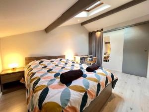 LE CLOS CHASSAING N5-WiFI-CENTRE VILLE-CLIMATISATION في بيريجو: غرفة نوم بسرير كبير عليها مخدات