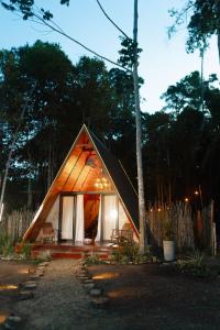 uma pequena casa no meio de uma floresta em Cabana Ewaré em Presidente Figueiredo