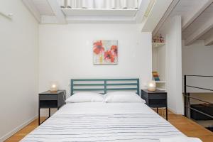 1 dormitorio con 1 cama y 2 mesitas de noche en Suite 38, en Bérgamo