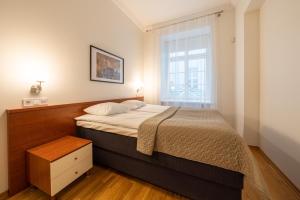 Postel nebo postele na pokoji v ubytování Old Town - Hall Square Apartment