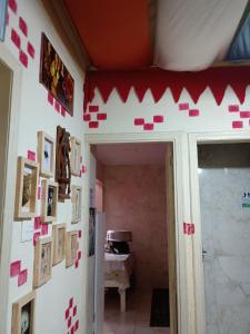 圣保罗Hostel Trilhas e Rotas - a 150m da Avenida Paulista的一间有墙覆盖着腿砖的房间