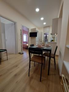 a kitchen and dining room with a table and chairs at La casetta di Emilia in Corfu Town