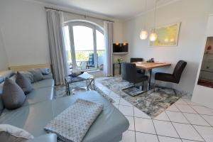 ein Wohnzimmer mit einer Couch und einem Tisch in der Unterkunft "Appartementhaus Deichgraf" Appartement D445 in Döse + 11 Fotos