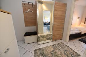 einen Spiegel in einem Zimmer mit einem Schlafzimmer in der Unterkunft "Appartementhaus Deichgraf" Appartement D445 in Döse