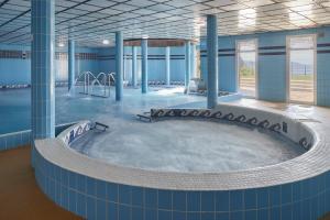 bañera de hidromasaje grande en una habitación con agua en Hotel & Talasoterapia Zelai - HSS00653 en Zumaia