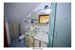 uma pequena casa de banho com WC e lavatório em B&B Corte Fenza em Nocera Inferiore
