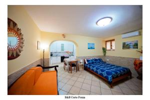 uma sala de estar com uma cama e uma mesa em B&B Corte Fenza em Nocera Inferiore