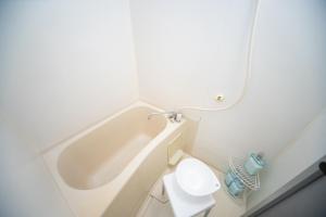 Corpo Shinkai 203 - Vacation STAY 16660 في سوزوكا: حمام صغير مع حوض استحمام ومرحاض