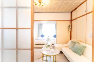 Corpo Shinkai 203 - Vacation STAY 16660 في سوزوكا: غرفة معيشة مع أريكة وطاولة