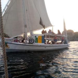 eine Gruppe von Menschen auf einem Segelboot im Wasser in der Unterkunft ABU Guest House in Assuan