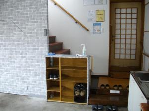 um quarto com escadas e uma prateleira com sapatos em Minpaku KEN HOUSE - Vacation STAY 60980v em Nagahama