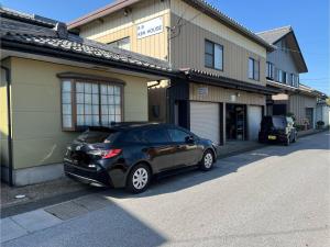 Czarny samochód zaparkowany przed budynkiem w obiekcie Minpaku KEN HOUSE - Vacation STAY 60948v w mieście Nagahama