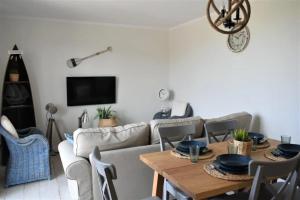 Μια τηλεόραση ή/και κέντρο ψυχαγωγίας στο Apartament 27C-11- Łebska Ostoja