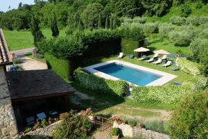 an overhead view of a swimming pool in a garden at Agriturismo Val in Costermano