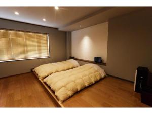 uma cama grande num quarto com um cobertor grande em Stay UWU 001 - Vacation STAY 61220v em Kochi