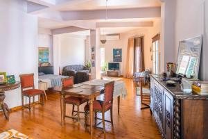 Artistic Getaway Home - Super Central的休息区