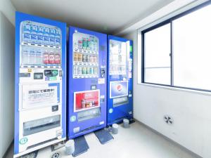 una gasolinera con dos máquinas con bebidas en HOTEL DRAKE - Vacation STAY 61998v en Odawara