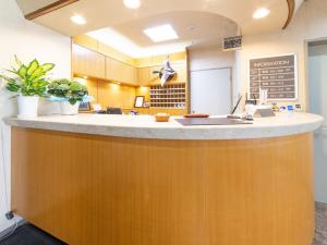 un vestíbulo con un gran mostrador con plantas. en HOTEL DRAKE - Vacation STAY 61998v en Odawara