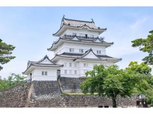 a tall white tower on top of a wall at HOTEL DRAKE - Vacation STAY 61996v in Odawara