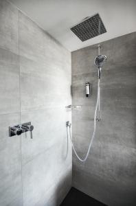 La salle de bains est pourvue d'une douche avec un pommeau de douche. dans l'établissement Hotel Ehrwalderhof, à Ehrwald