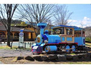 mały niebieski pociąg wystawiony w parku w obiekcie HOTEL DRAKE - Vacation STAY 62003v w mieście Odawara