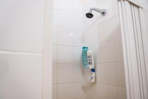 prysznic z butelką mydła na ścianie w obiekcie Davids Room Palazzo Tamborino w mieście Lecce +37 zdjęć