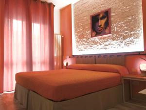 Schlafzimmer mit einem Bett mit Wandgemälde in der Unterkunft Casa Simonetta in Foligno
