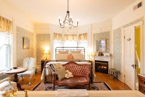 een slaapkamer met een bed en een kroonluchter bij Aurora Staples Inn in Stillwater