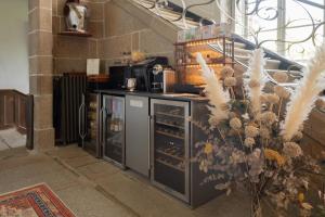 - une cuisine avec un comptoir et un réfrigérateur ouvert dans l'établissement Château de Boucéel - Mont Saint Michel, à Vergoncey