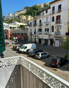 un balcone con posti auto in un parcheggio di DREAM SUITE a Castellammare di Stabia