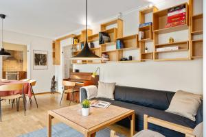 een woonkamer met een bank en een tafel bij Spacious 3-Bedroom Apartment for 8 by Bryggen in Bergen