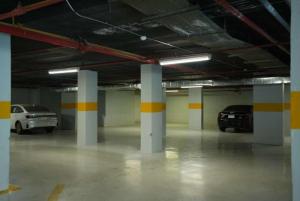 ein Parkhaus mit zwei Autos, die darin geparkt sind in der Unterkunft سيزن للوحدات السكنية in Dschidda
