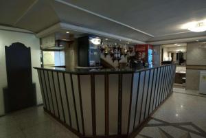 eine Bar in einem Restaurant mit einer Theke in der Unterkunft سيزن للوحدات السكنية in Dschidda