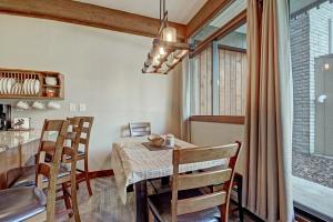 uma cozinha e sala de jantar com mesa e cadeiras em Tamarisk 103 by Great Western Lodging em Breckenridge