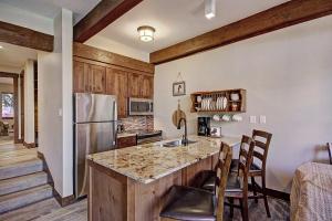 uma cozinha com um balcão e um frigorífico em Tamarisk 103 by Great Western Lodging em Breckenridge