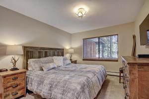 um quarto com uma cama grande e uma janela em Tamarisk 103 by Great Western Lodging em Breckenridge