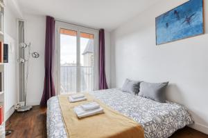 パリにあるSuperb & Luminous T4 apartment in Montmartreのベッドルーム1室(ベッド1台、大きな窓付)